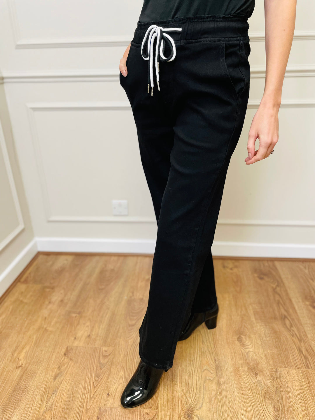 "ALEXANDRA" Bootcut Jeans-Black