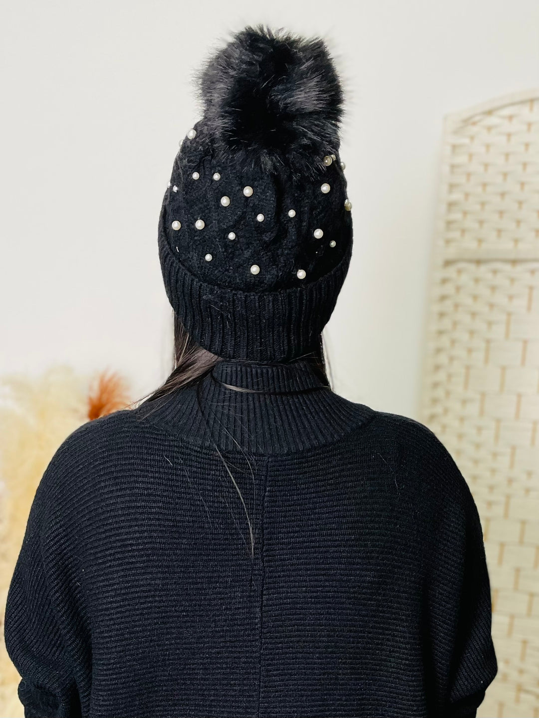 Pearl & Faux Fur Pom Hat-Black